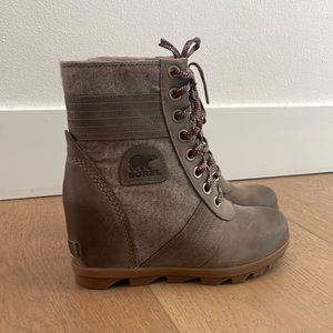 Brand new. Never worn Sorel Lexie Wedges in Khaki.